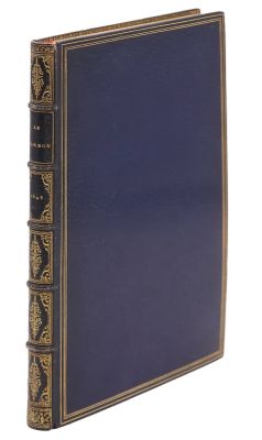 un vieux livre à la couverture bleue, rehaussée de dorures sur fond blanc