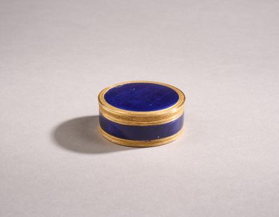 une bague en or et lapis-lazuli, ornée d'une pierre de lapis-lazuli bleue au centre
