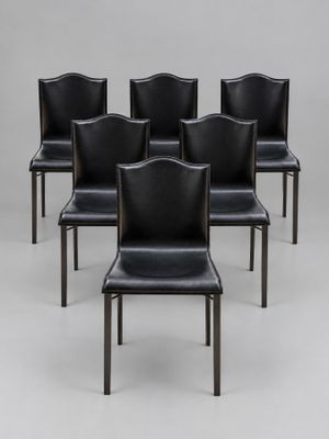 un lot de six chaises de salle à manger en cuir noir