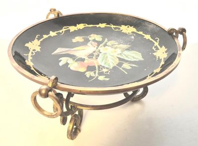 Une assiette à décor d'oiseaux, fraises et araignée sur fond noir, lis - Photo 1