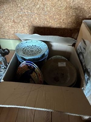 une boîte en carton contenant un certain nombre d'objets