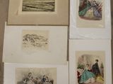 quatre reproductions encadrées représentant des personnes assises les unes à côté des autres sur un sol carrelé