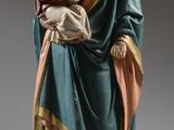 l'image d'une statue représentant une femme tenant un bébé dans ses bras