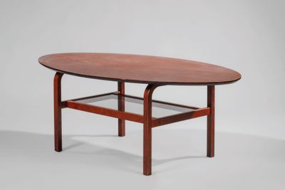 une table basse ovale avec une étagère en verre en dessous