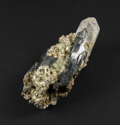 gros plan d'un morceau de roche sur une surface noire