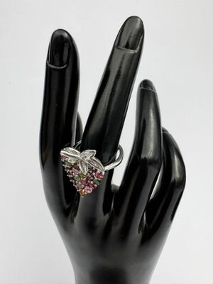 une image représentant une main avec une bague au doigt