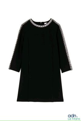 une robe noire avec des bordures blanches sur fond blanc