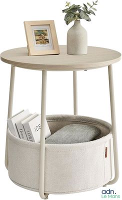 une petite table sur laquelle est posé un panier