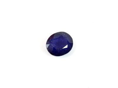 un saphir bleu sur fond blanc