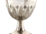 un bol en argent orné d'un motif floral