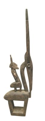 statue représentant un homme assis sur une chaise, avec un oiseau perché sur son bras