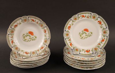 six assiettes ornées de fleurs orange sont empilées les unes sur les autres