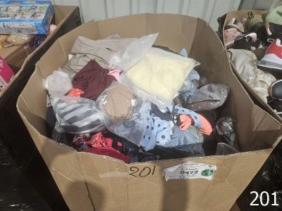 une boîte en carton remplie de vêtements et d'autres objets