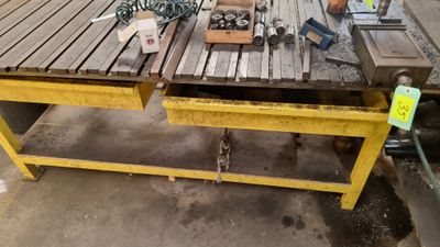 une table sur laquelle sont posés un certain nombre d'outils