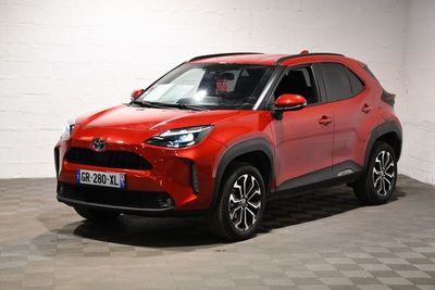La Toyota RAV est garée dans une pièce dont le sol est en damier.