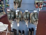 de nombreuses paires de bottes en caoutchouc exposées dans un magasin