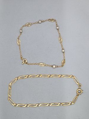 deux paires de chaînes en or et un bracelet en perles