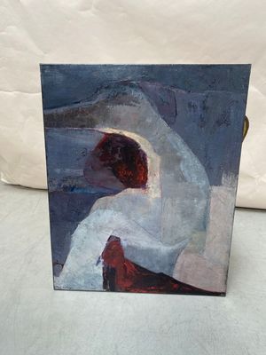 une peinture à l'huile représentant une femme vêtue d'un châle blanc, assise sur une chaise