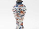 un vase bleu et blanc avec des fleurs