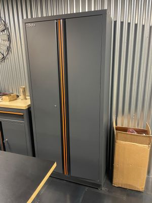 une photo d'une armoire métallique dans un garage