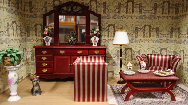 Diorama. Composition miniature, dans une vitrine en bois, vitre e...