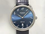 gros plan d'une montre-bracelet avec un cadran bleu