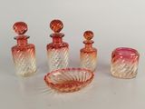 quatre vases en verre de couleurs différentes posés sur une table blanche