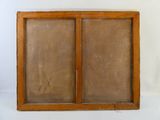 une vieille fenêtre en bois avec une vitre à l'extérieur