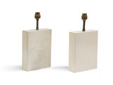 une paire de serre-livres en marbre blanc surmontés d'une bougie en bronze