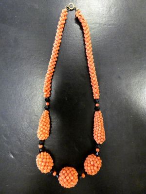 gros plan d'un collier sur un mannequin mannequin
