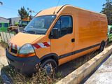 une camionnette orange garée sur le bord de la route