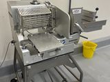 une machine posée sur une table dans une pièce