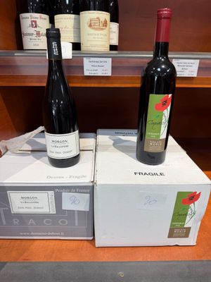 deux bouteilles de vin posées sur une boîte