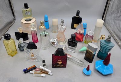 plusieurs types de flacons de parfum sur la table
