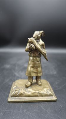 figurine en laiton représentant une femme tenant un bébé dans ses bras