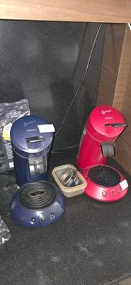 de nombreux modèles différents de cafetières sur le plan de travail