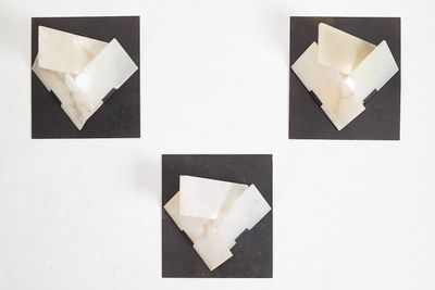 Pierre Chareau (1883-1950) Suite de 3 appliques "Mouche" LA4…