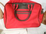 un sac rouge posé sur une table