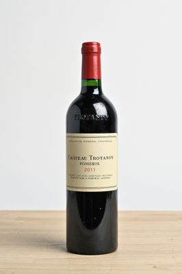 une bouteille de vin posée sur une table