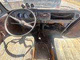 le tableau de bord et le volant d'un vieux camion