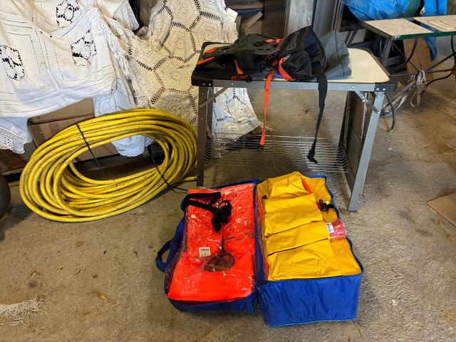 Lot comprenant table de camping, coffret de sauvetage, lot d’outi...