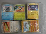 il y a beaucoup de cartes Pokémon dans le sac posé sur la table