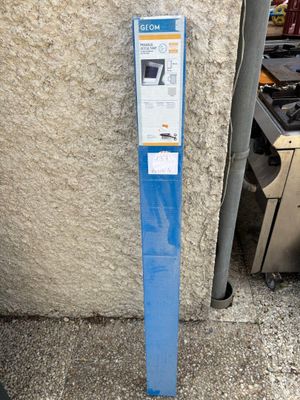 un parcmètre installé sur le trottoir, à côté d'un immeuble