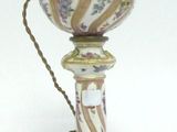 une lampe posée sur une table