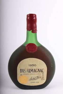 une vieille bouteille de vin posée sur une table blanche