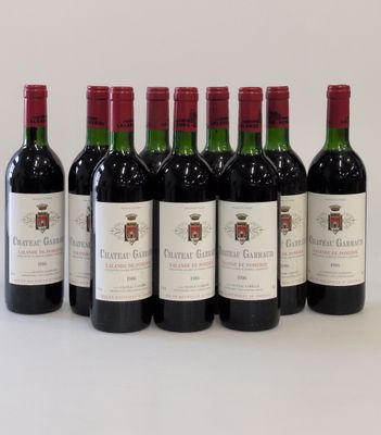 six bouteilles de vin rouge alignées sur une table
