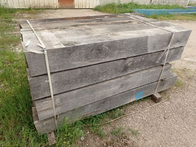 un tas de palettes en bois posées dans l'herbe