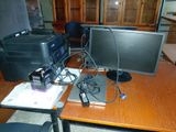 un bureau sur lequel se trouvent deux écrans d'ordinateur et une imprimante
