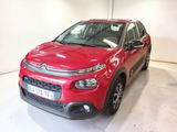La Citroën rouge est garée dans une pièce blanche