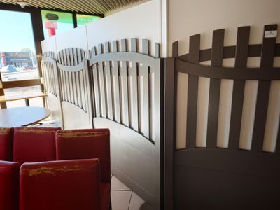 une table et des chaises dans un restaurant avec vue sur l'eau